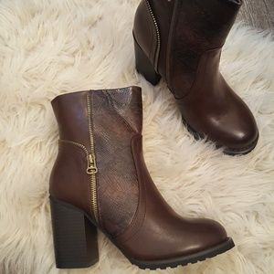 New Bucco Capensis Brown Ankle Booties Size 7